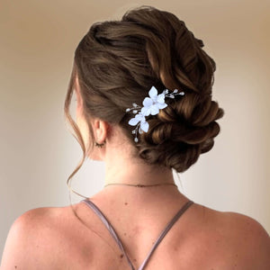 Ornement de cheveux avec cristal transparent et fleurs et feuilles blanches en porcelaine froide pour chignon ou coiffure de mariage