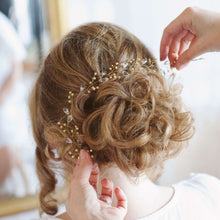 Charger l'image dans la galerie, Bijou de cheveux Amélie en perles et cristal porté sur un chignon bas de mariée, accessoire élégant et modulable.