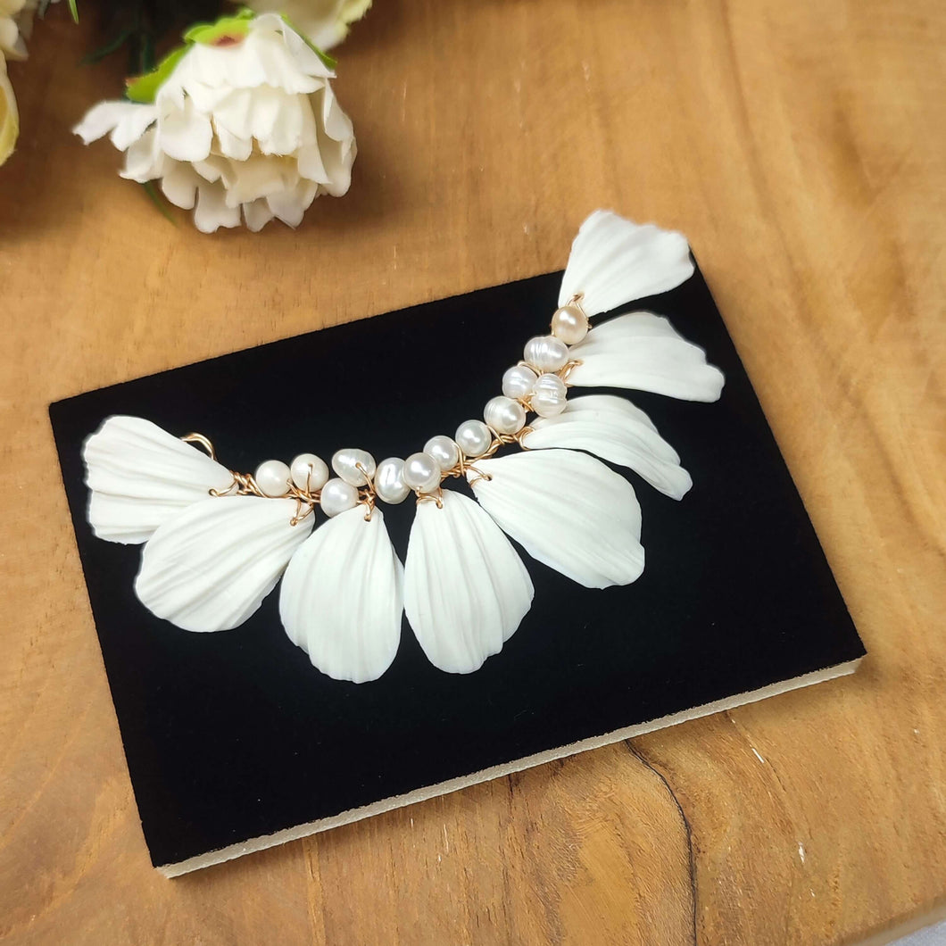 Bijou de cheveux en feuilles blanches en porcelaine froide façonnées à la main et perles naturelles d'eau douce pour chignon de mariage ou soirée