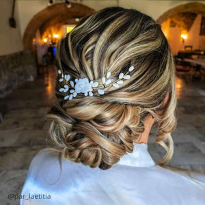 Bijou de cheveux d'arrière tête avec des pistils et fleur en porcelaine froide blanche pour coiffure de mariage chic