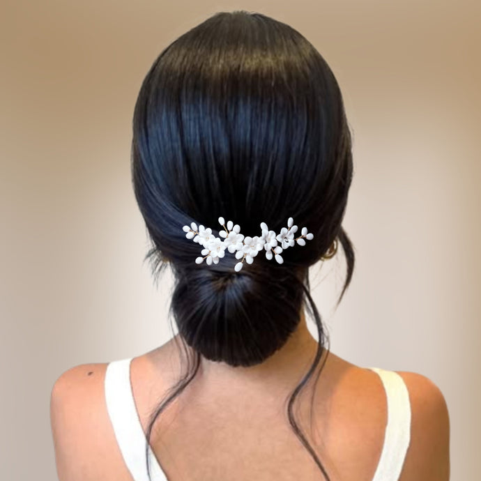 petit bijou de cheveux floral en porcelaine froide blanche pour coiffure ou chignon de mariage