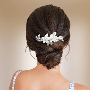 Ornement à cheveux en fleurs blanches et feuilles argentées en porcelaine froide pour coiffure de mariage