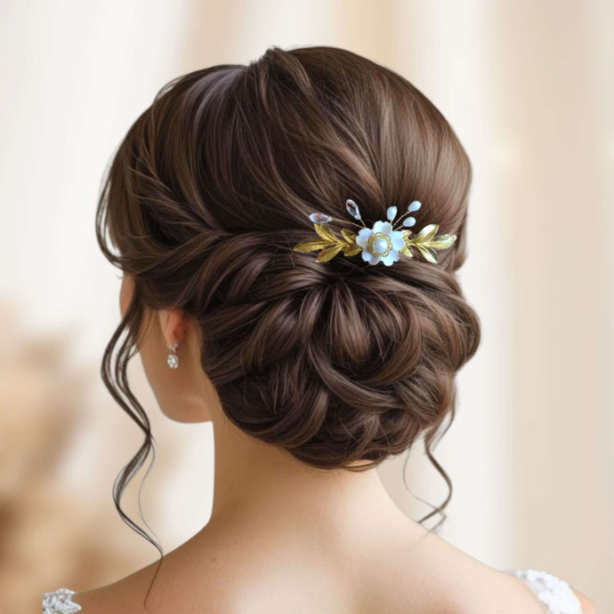 Bijou de cheveux Peigne avec fleur blanche, longues feuilles dorées, perles nacrées et cristal transparent pour coiffure de mariage vintage ou rustique