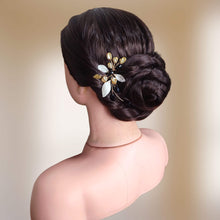 Charger l&#39;image dans la galerie, Petit bijou de cheveux original et chic en cristal noir, perles naturelles keshi dorées et feuilles nacrées en porcelaine froide pour coiffure de mariage ou soirée