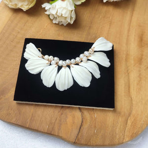 Bijou de cheveux en feuilles blanches en porcelaine froide façonnées à la main et perles naturelles d'eau douce pour chignon de mariage ou soirée