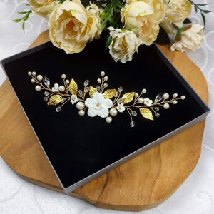 Long bijou de cheveux pour arrière-tête avec perles, cristaux, feuilles dorées et fleurs blanches pour coiffure de mariage bohème ou champêtre-chic