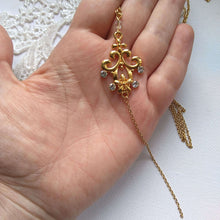 Charger l&#39;image dans la galerie, Collier à enfiler avec bijou de dos chandelier doré et strass en style vintage pour robe de mariée dos nu