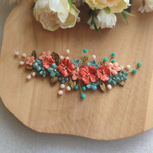 Charger l&#39;image dans la galerie, large bijou de cheveux pour arrière-tête ou chignon avec fleurs et feuilles en porcelaine froide teintes à la mais en couleurs d&#39;automne et des perles en cristal aux couleurs assorties aux fleurs pour coiffure de mariage bohème