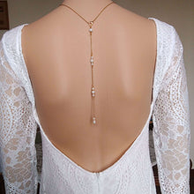 Charger l&#39;image dans la galerie, Collier avec bijou de dos en perles nacrées blanches et strass pour robe de mariage dos nu