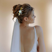 Charger l&#39;image dans la galerie, Bijou de cheveux Peigne avec fleur blanche, longues feuilles dorées, perles nacrées et cristal transparent pour coiffure de mariage vintage ou rustique