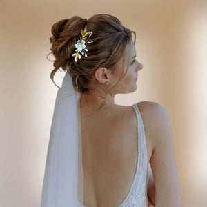 Bijou de cheveux Peigne avec fleur blanche, longues feuilles dorées, perles nacrées et cristal transparent pour coiffure de mariage vintage ou rustique