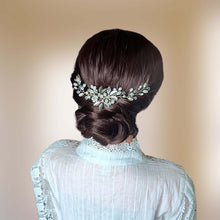 Charger l&#39;image dans la galerie, Vigne de cheveux d&#39;arrière-tête avec perles, cristal et feuilles sur chignon bas