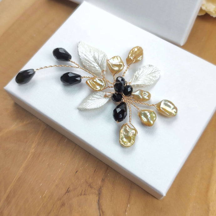Petit bijou de cheveux original et chic en cristal noir, perles naturelles keshi dorées et feuilles nacrées en porcelaine froide pour coiffure de mariage ou soirée