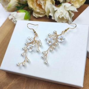 Boucles d'oreilles pendantes sur crochet avec 2 fleurs blanches en porcelaine froide et perles nacrées pour mariage romantique, bohème ou champêtre-chic