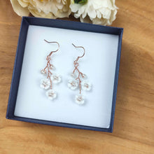 Charger l&#39;image dans la galerie, Boucles d&#39;oreilles pendantes avec petites fleurs blanches et perles nacrées pour mariage romantique bohème ou champêtre-chic