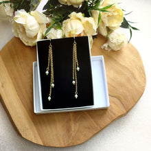 Charger l&#39;image dans la galerie, Boucles d&#39;oreilles pendantes avec 3 perles accrochées sur 3 chaînettes dorées de différentes longueurs pour mariage bohème ou soirée