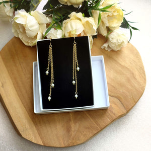 Boucles d'oreilles pendantes avec 3 perles accrochées sur 3 chaînettes dorées de différentes longueurs pour mariage bohème ou soirée