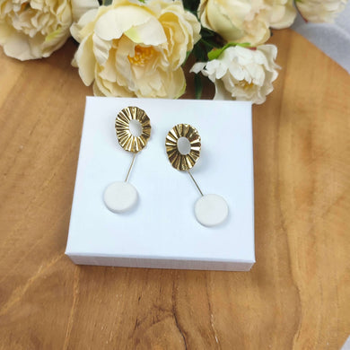 Boucles d'oreilles pour mariage style art déco avec perle ronde en porcelaine blanche suspendue sur une rosette dorée