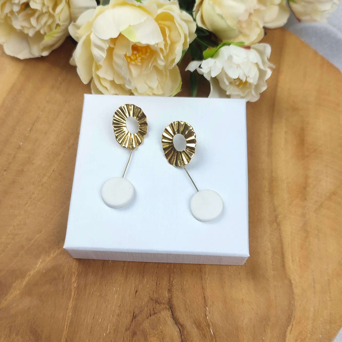 Boucles d'oreilles pour mariage style art déco avec perle ronde en porcelaine blanche suspendue sur une rosette dorée