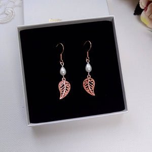 Boucles d'oreilles pendantes avec feuille filigrane or rose et perle goutte blanche pour mariage romantique ou soirée