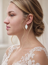 Charger l'image dans la galerie, Portrait de profil d’une mariée avec boucles d’oreilles feuilles blanches en porcelaine et finition dorée