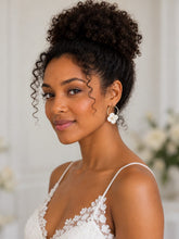 Charger l'image dans la galerie, Boucles d'oreilles de mariée en porcelaine blanche et métal doré, portées avec un chignon bouclé et une robe de mariée en dentelle.