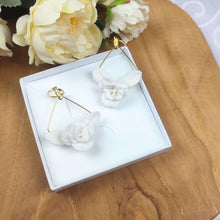 Charger l&#39;image dans la galerie, Boucles d&#39;oreilles pendantes avec une fleur et deux feuilles blanches en porcelaine froide pour mariage romantique bohème ou champêtre chic