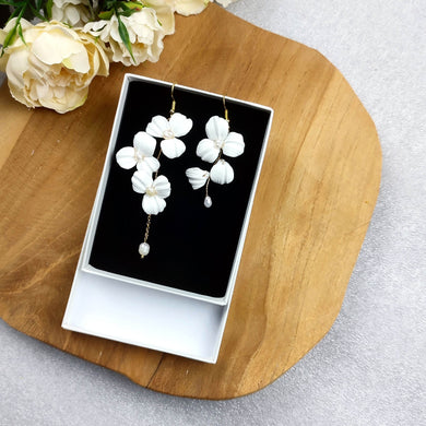 Grandes boucles d'oreilles asymétriques avec fleurs et feuilles blanches en porcelaine froide et perles naturelle d'eau douce pour mariage romantique bohème