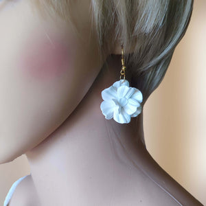 Boucles d'oreilles avec une grande fleur blanche en porcelaine froide pour mariage romantique