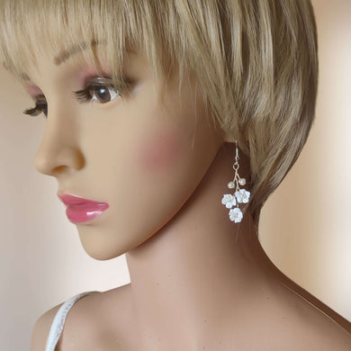 Boucles d'oreilles pendantes avec petites fleurs blanches et perles nacrées pour mariage romantique bohème ou champêtre-chic 