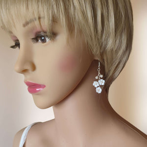 Boucles d'oreilles pendantes avec petites fleurs blanches et perles nacrées pour mariage romantique bohème ou champêtre-chic 