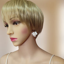 Charger l&#39;image dans la galerie, boucles d&#39;oreilles de mariage avec trio de fleurs en porcelaine froide au cœur de perles naturelles sur crochet doré 