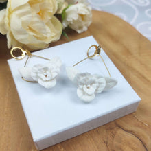 Charger l&#39;image dans la galerie, Boucles d&#39;oreilles pendantes avec une fleur et deux feuilles blanches en porcelaine froide pour mariage romantique bohème ou champêtre chic