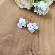 Charger l&#39;image dans la galerie, boucles d&#39;oreilles de mariage avec trio de fleurs en porcelaine froide au cœur de perles naturelles sur crochet doré 