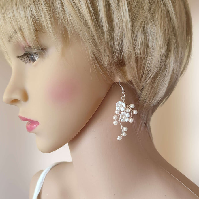 Boucles d'oreilles pendantes sur crochet avec 2 fleurs blanches en porcelaine froide et perles nacrées pour mariage romantique, bohème ou champêtre-chic