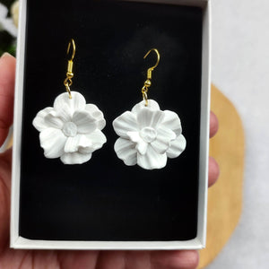Boucles d'oreilles avec une grande fleur blanche en porcelaine froide pour mariage romantique