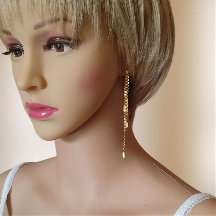 Boucles d'oreilles longues pendantes avec 3 petites feuilles dorées accrochées sur 3 chaînettes fines de différentes longueurs pour mariage bohème ou soirée
