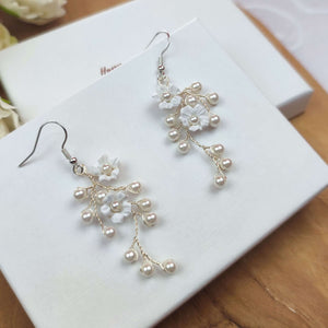 Boucles d'oreilles pendantes sur crochet avec 2 fleurs blanches en porcelaine froide et perles nacrées pour mariage romantique, bohème ou champêtre-chic