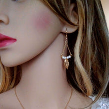 Charger l&#39;image dans la galerie, Boucles d&#39;oreilles de mariage bohème avec perles nacrées et feuille dorée accrochées à 2 chaînettes formant un triangle