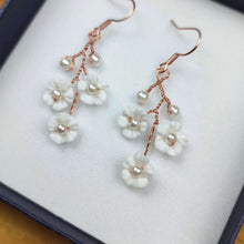 Charger l&#39;image dans la galerie, Boucles d&#39;oreilles pendantes avec petites fleurs blanches et perles nacrées pour mariage romantique bohème ou champêtre-chic