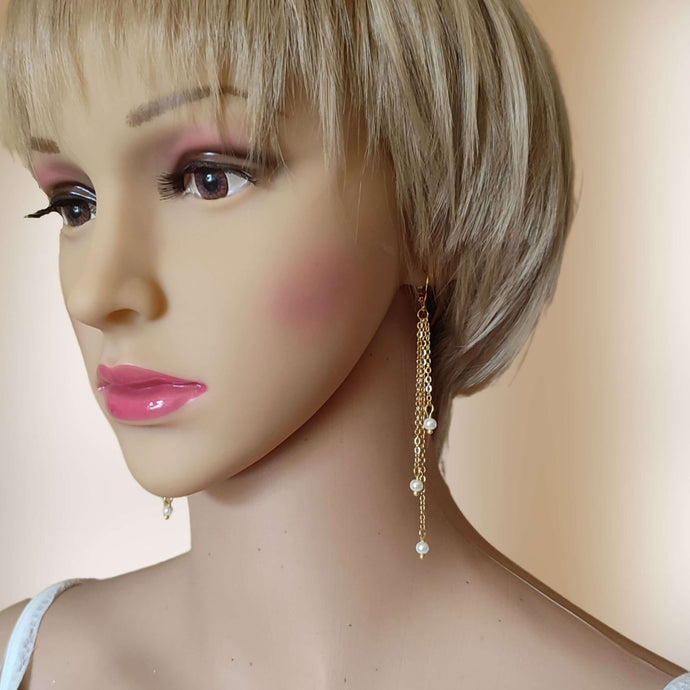Boucles d'oreilles pendantes avec 3 perles accrochées sur 3 chaînettes dorées de différentes longueurs pour mariage bohème ou soirée