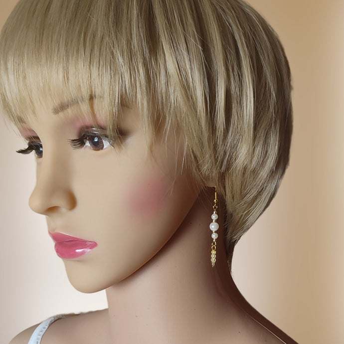 Boucles d'oreilles pendantes en style bohème avec perles nacrées et chaînettes dorées pour mariage ou au quotidien