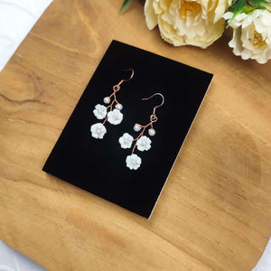 Boucles d'oreilles pendantes avec petites fleurs blanches et perles nacrées pour mariage romantique bohème ou champêtre-chic