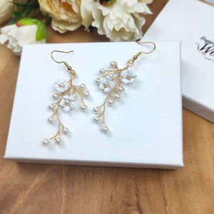 Boucles d'oreilles pendantes sur crochet avec 2 fleurs blanches en porcelaine froide et perles nacrées pour mariage romantique, bohème ou champêtre-chic