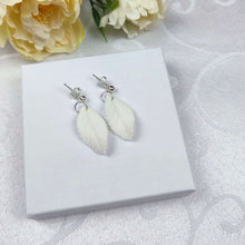 Charger l&#39;image dans la galerie, boucles d oreilles feuille blanches en porcelaine froide pour mariage ou d&#39;autres occasions 