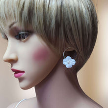 Charger l&#39;image dans la galerie, Boucles d&#39;oreilles de mariage avec fleur blanche en porcelaine froide accroché sur un anneau à clou doré