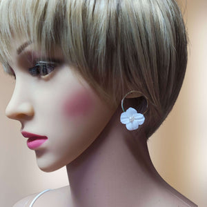 Boucles d'oreilles de mariage avec fleur blanche en porcelaine froide accroché sur un anneau à clou doré