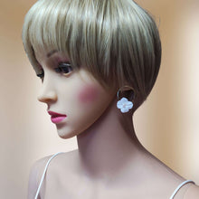 Charger l&#39;image dans la galerie, Boucles d&#39;oreilles de mariage avec fleur blanche en porcelaine froide accroché sur un anneau à clou doré