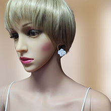 Charger l&#39;image dans la galerie, Boucles d&#39;oreilles de mariage avec fleur blanche en porcelaine froide accroché sur un anneau à clou doré