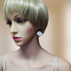 Boucles d'oreilles de mariage avec fleur blanche en porcelaine froide accroché sur un anneau à clou doré